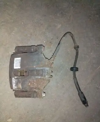 Peugeot 2008 I Front brake caliper Y01132