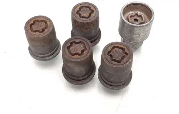 Lexus SC 430 Anti-theft wheel nuts and lock 