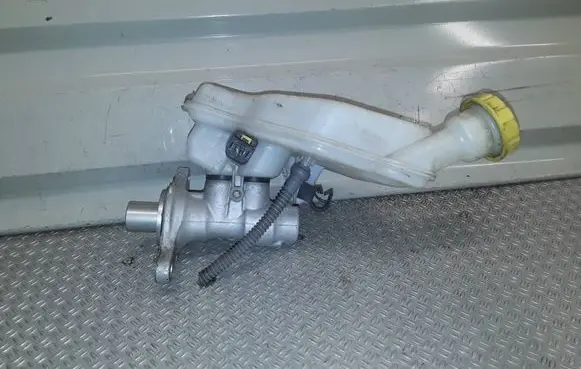 Master brake cylinder