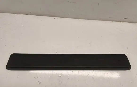 Chevrolet Camaro Front sill trim cover 84124304 23161314 84231573