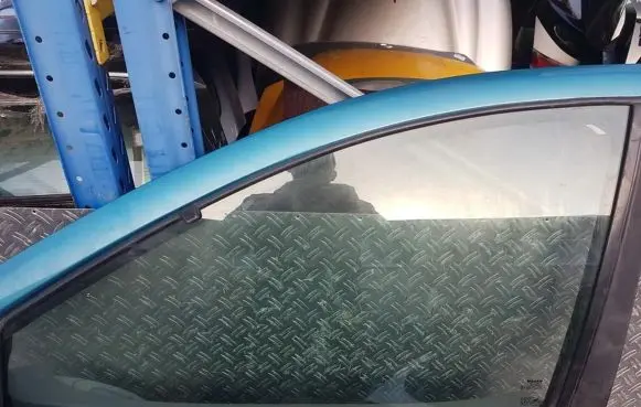 Nissan Almera Tino Front door window glass four-door