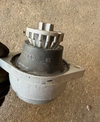 Engine mount bracket