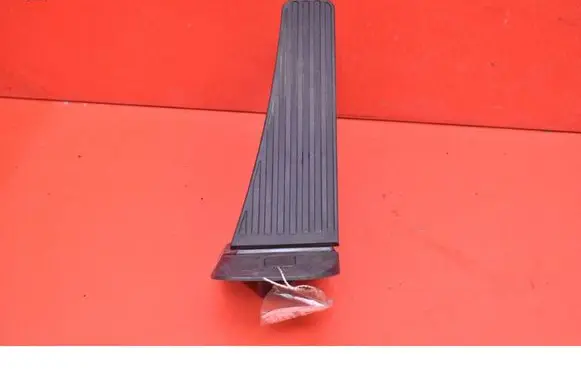 Accelerator throttle pedal