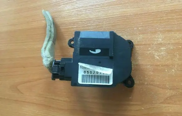 Nissan Note (E11) Air flap motor/actuator N100495G 1000013010