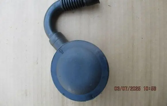 Skoda Octavia Mk1 (1U) Breather/breather pipe/hose 028129101E