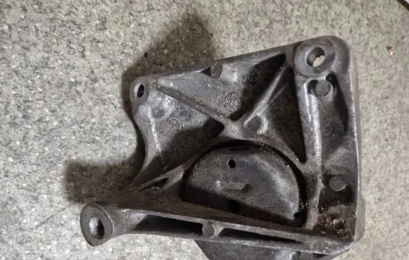 BMW 5 E60 E61 Engine mount bracket 6761089 22116761117
