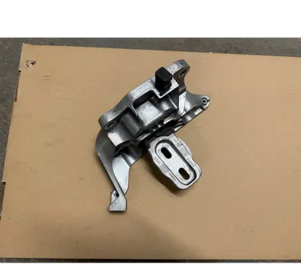 Engine mounting bracket