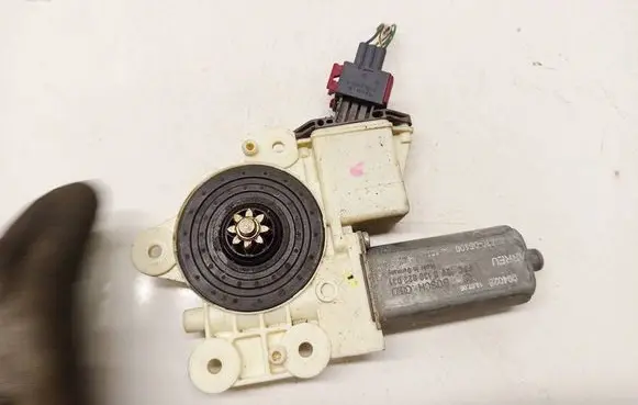 Toyota Avensis T250 Front door window regulator motor 0130822031