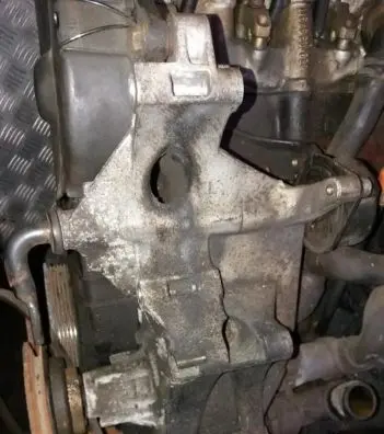 Volkswagen PASSAT B4 Engine mounting bracket