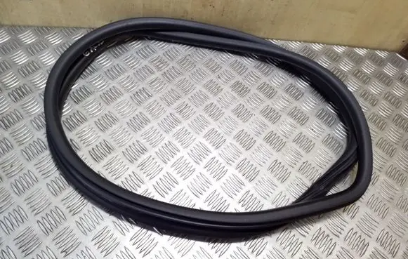 Volkswagen Golf VI Rear door rubber seal (on body) 5K6867913