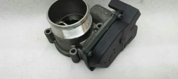 Volkswagen Golf VII Throttle valve 06F133062J
