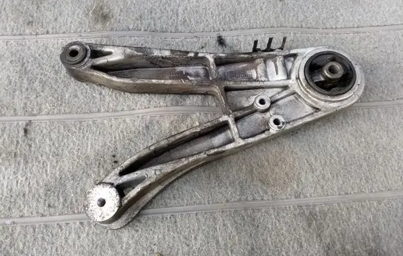 Volvo V70 Engine mounting bracket