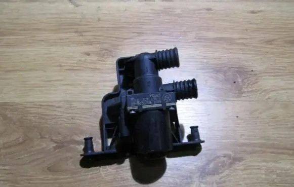 BMW 5 E60 E61 Coolant heater control valve 1147412174 64116920226-02