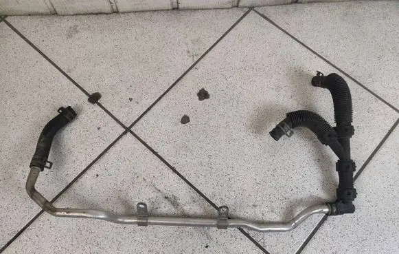 Engine coolant pipe/hose