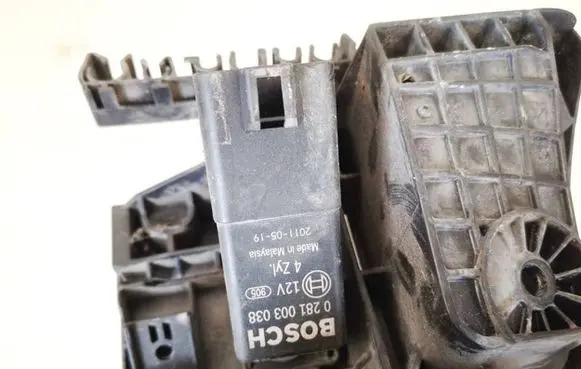 Volkswagen Golf VI Glow plug pre-heat relay 0281003038