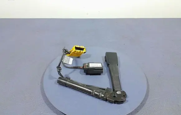 BMW 1 E82 E88 Front seatbelt 33044476F