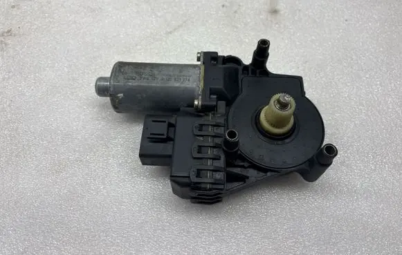 Audi A6 Allroad C6 Front door window regulator motor 0130821774