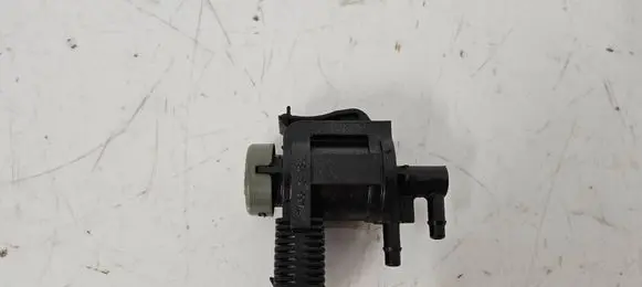 Volkswagen Touran I Turbo solenoid valve 1J0906283C