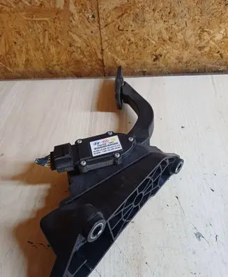 KIA Carens II Accelerator throttle pedal 327261D200