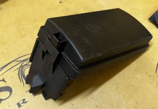 Volkswagen Golf VII Fuse box cover 5Q0937132 5Q0927165G
