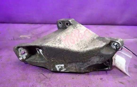 Audi A4 S4 B5 8D Engine mounting bracket 8D0199307L
