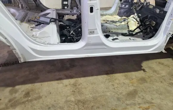 Peugeot 2008 II Front sill (body part) 