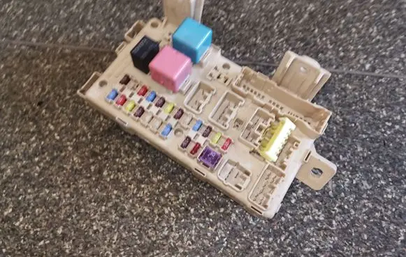 Toyota Avensis T250 Fuse module 8264105030