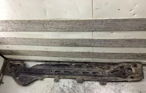 Radiator support slam panel bracket