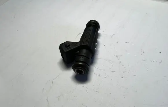 Audi A4 S4 B7 8E 8H Fuel injector 06B133551M