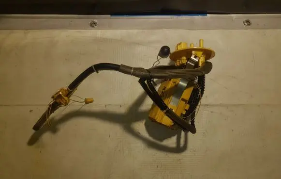 Volvo XC90 Fuel pressure regulator 30671066