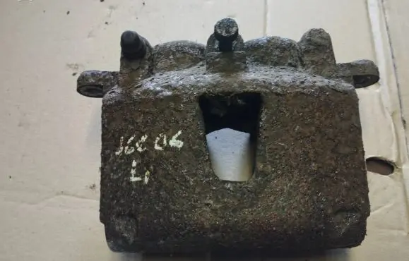 Jeep Grand Cherokee (WK) Front brake caliper