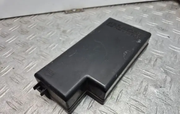 Subaru Impreza II Fuse box cover MB500100B LB701702W