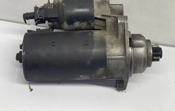 Volkswagen Golf IV Starter motor 1005821744