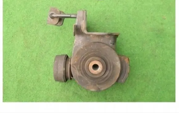 Mazda MPV II LW Engine mount bracket