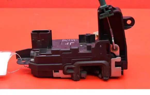 Opel Zafira B Front door lock 13210748QF