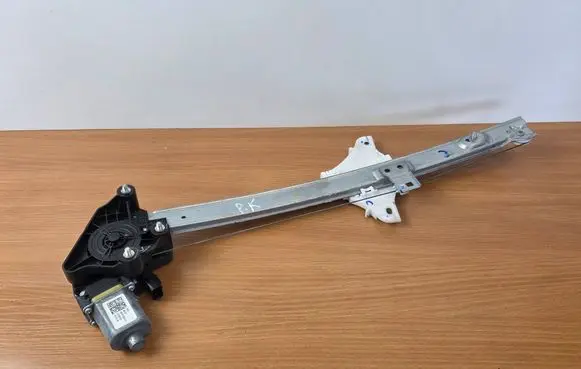 Hyundai i20 (BC3 BI3) Front door window regulator with motor 82401Q0010