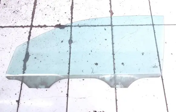 Volkswagen Polo Front door window/glass (coupe) AS2