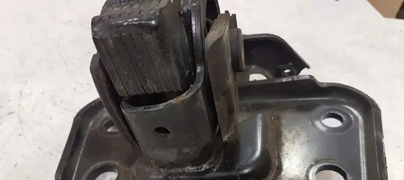 Toyota Avensis T270 Engine mount bracket