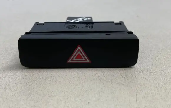 Volkswagen PASSAT B7 Hazard light switch 9535091QB