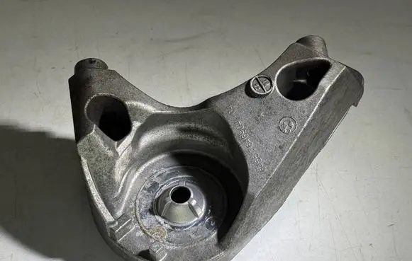 BMW 7 G11 G12 A/C compressor mount bracket 7646904