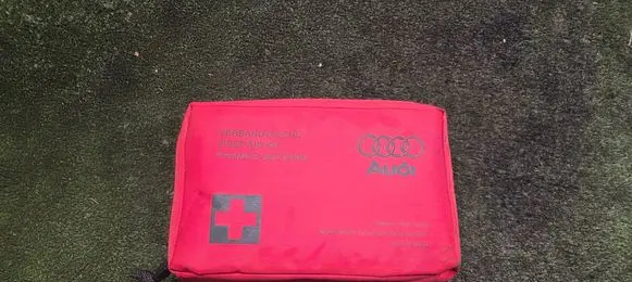 Audi Q7 4L First aid kit 4E0860282A