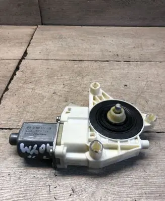 Mercedes-Benz C W204 Rear door window regulator motor 0130822505