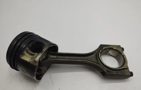 Toyota Avensis T270 Piston with connecting rod 240615