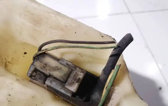 Subaru Legacy Windscreen/windshield washer pump