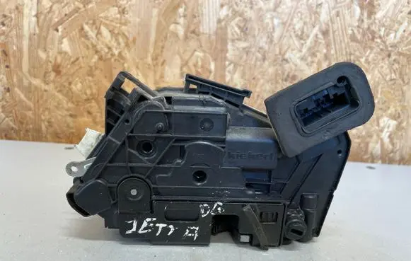 Volkswagen Jetta VI Rear door lock