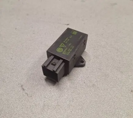 Volkswagen Touareg I Seat heating relay 7L0959772 11404