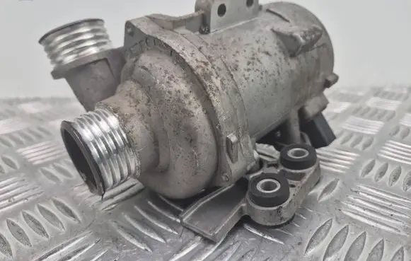 BMW 5 F10 F11 Water pump 7583836
