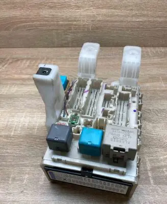 Toyota Prius (XW20) Fuse module 8273047290