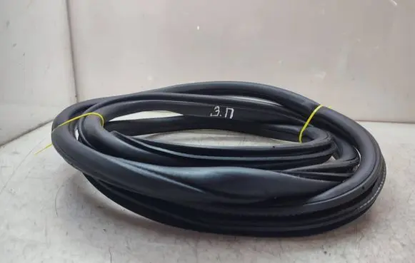 BMW X4 F26 Rear door rubber seal (on body)
