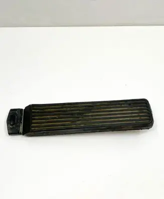 Accelerator throttle pedal